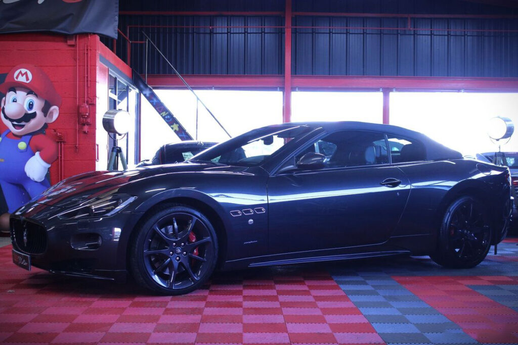 Découvrez la Maserati Grancabrio Sport à Villefranche-sur-Saône. Cette voiture de sport haut de gamme combine un design élégant et des performances exceptionnelles, avec un moteur V8 de 4,7 litres qui produit une puissance de 450 chevaux.